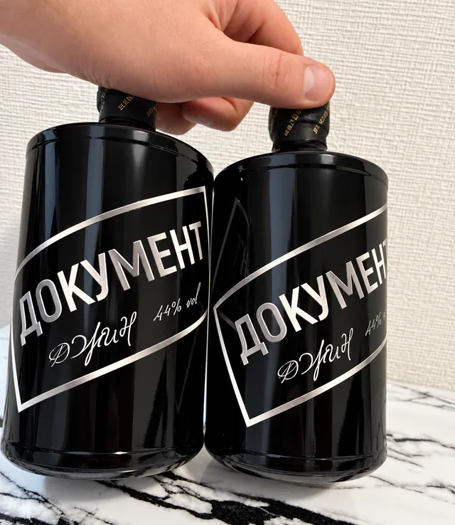 Бутылки с джином и градиентной DTF-печатью для компании «Скворец»