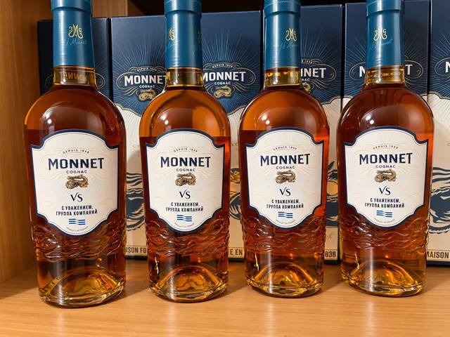 Коньяк Monnet с персонализированными этикетками с логотипом компании «Би Питрон»