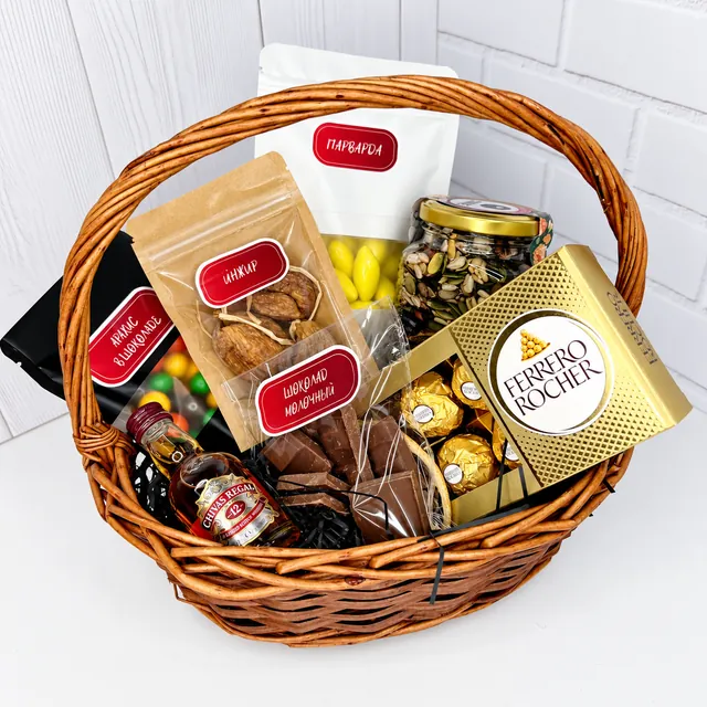 Подарочная корзина с виски, семечками в мёде, конфетами Ferrero Rocher, орехами и сухофруктами