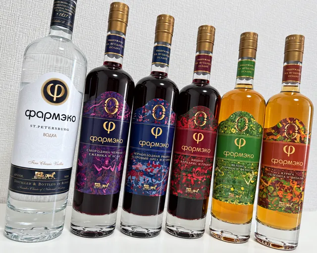 Линейка напитков с разноцветными фирменными этикетками для компании «Фармэко»