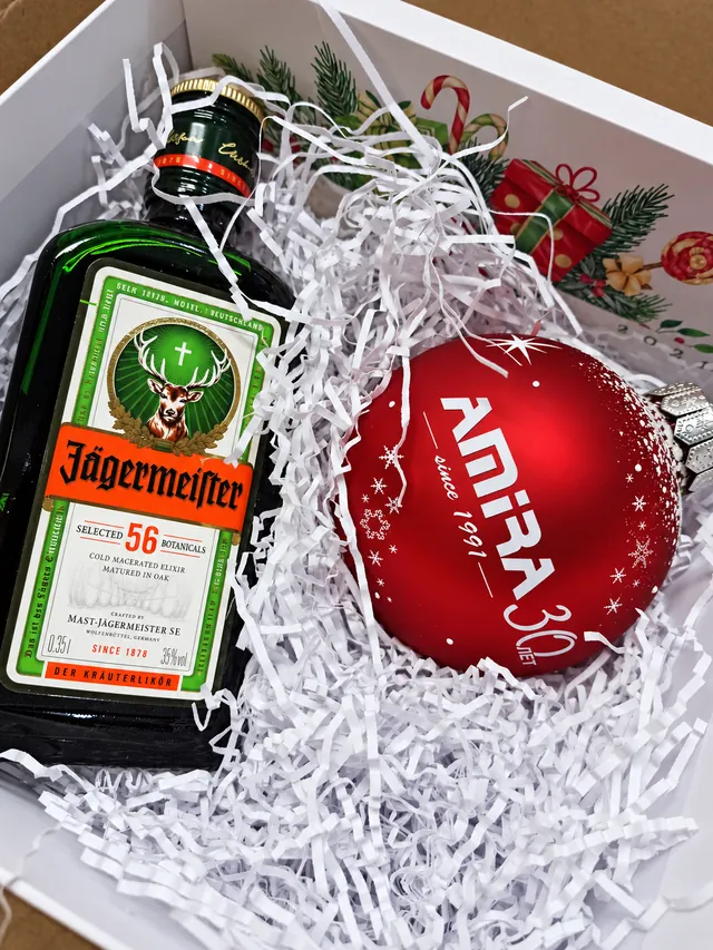 Ликёр Jägermeister, красный брендированный ёлочный шар и шоколадка в белом наполнителе
