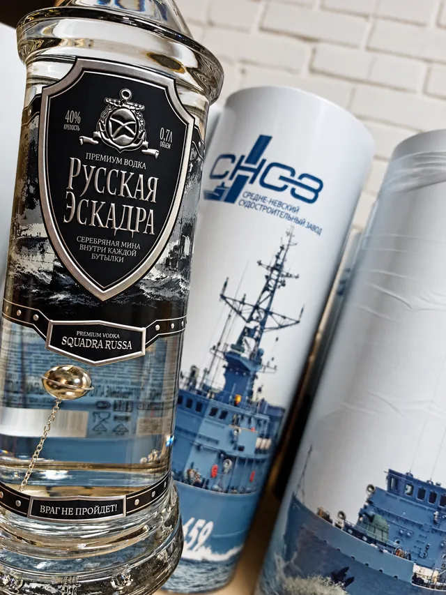 Водка в полноцветном подарочном тубусе в морской тематике для «Средне-Невского судостроительного завода»