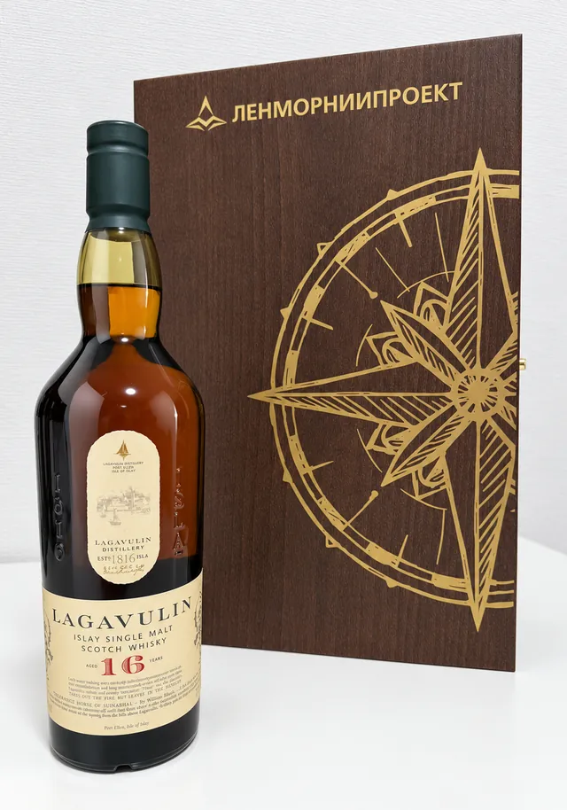Виски Lagavulin в деревянном футляре из бука с золотым нанесением фирменного стиля