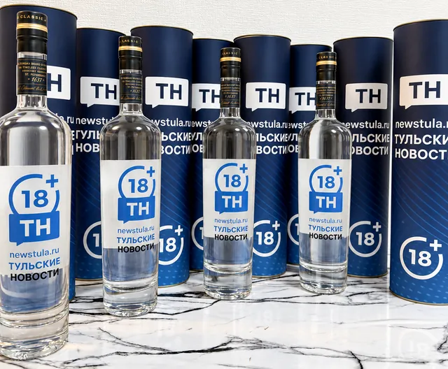 Водка с DTF-печатью юбилейного логотипа «Тульские новости» в полноцветном подарочном тубусе